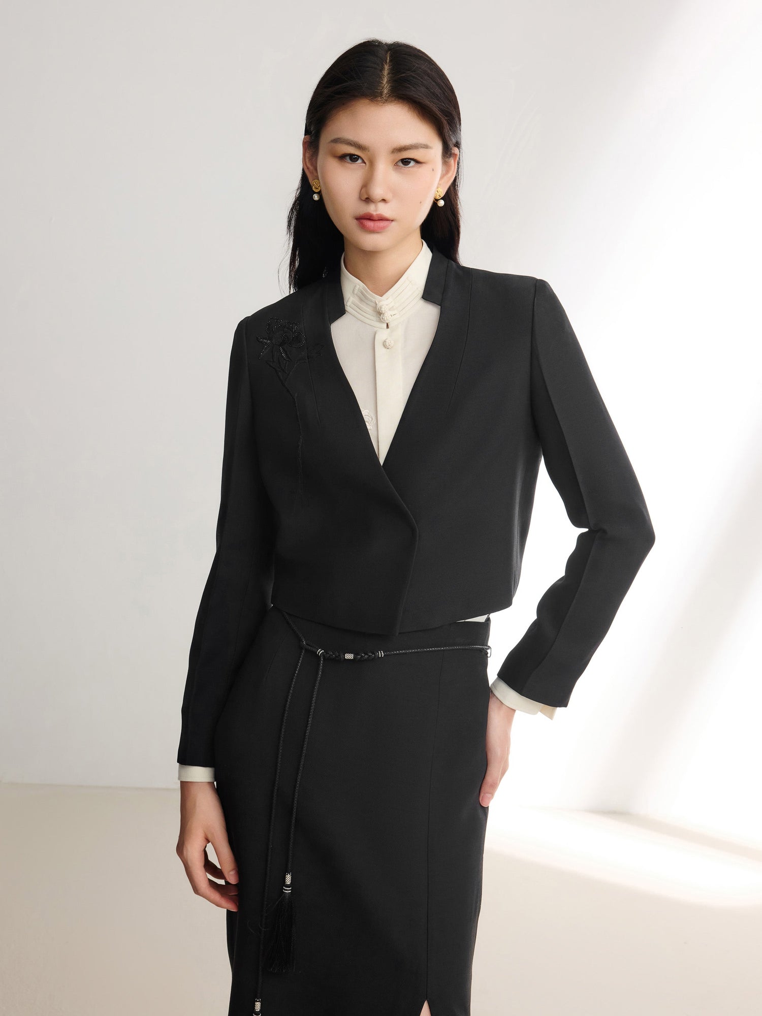 Subtle Shoulder Embroidery Blazer | Black