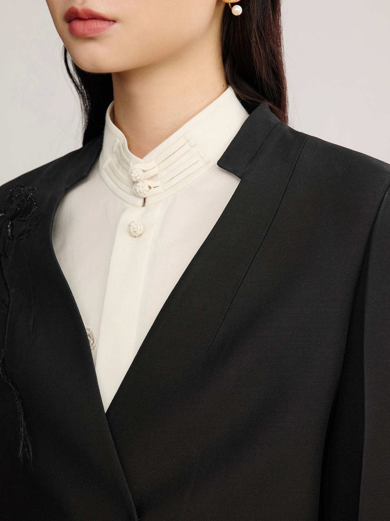 Subtle Shoulder Embroidery Blazer | Black