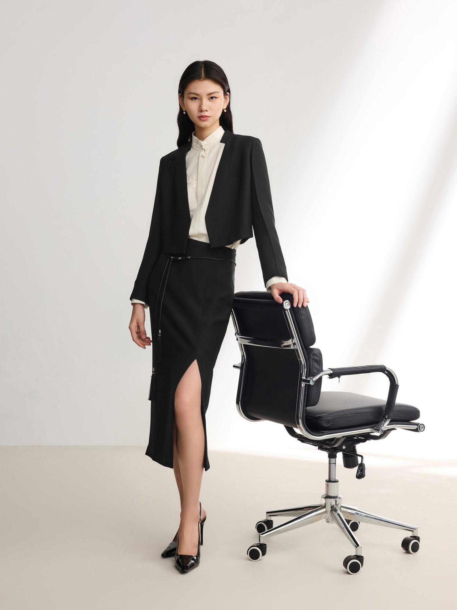 Subtle Shoulder Embroidery Blazer | Black