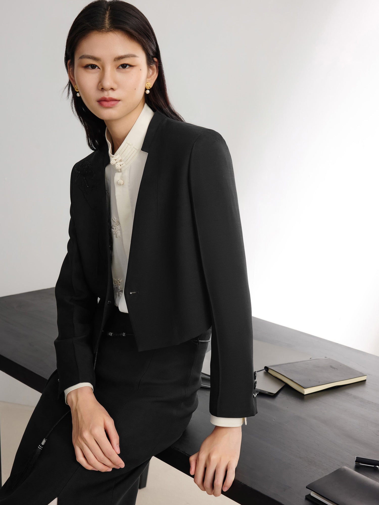 Subtle Shoulder Embroidery Blazer | Black