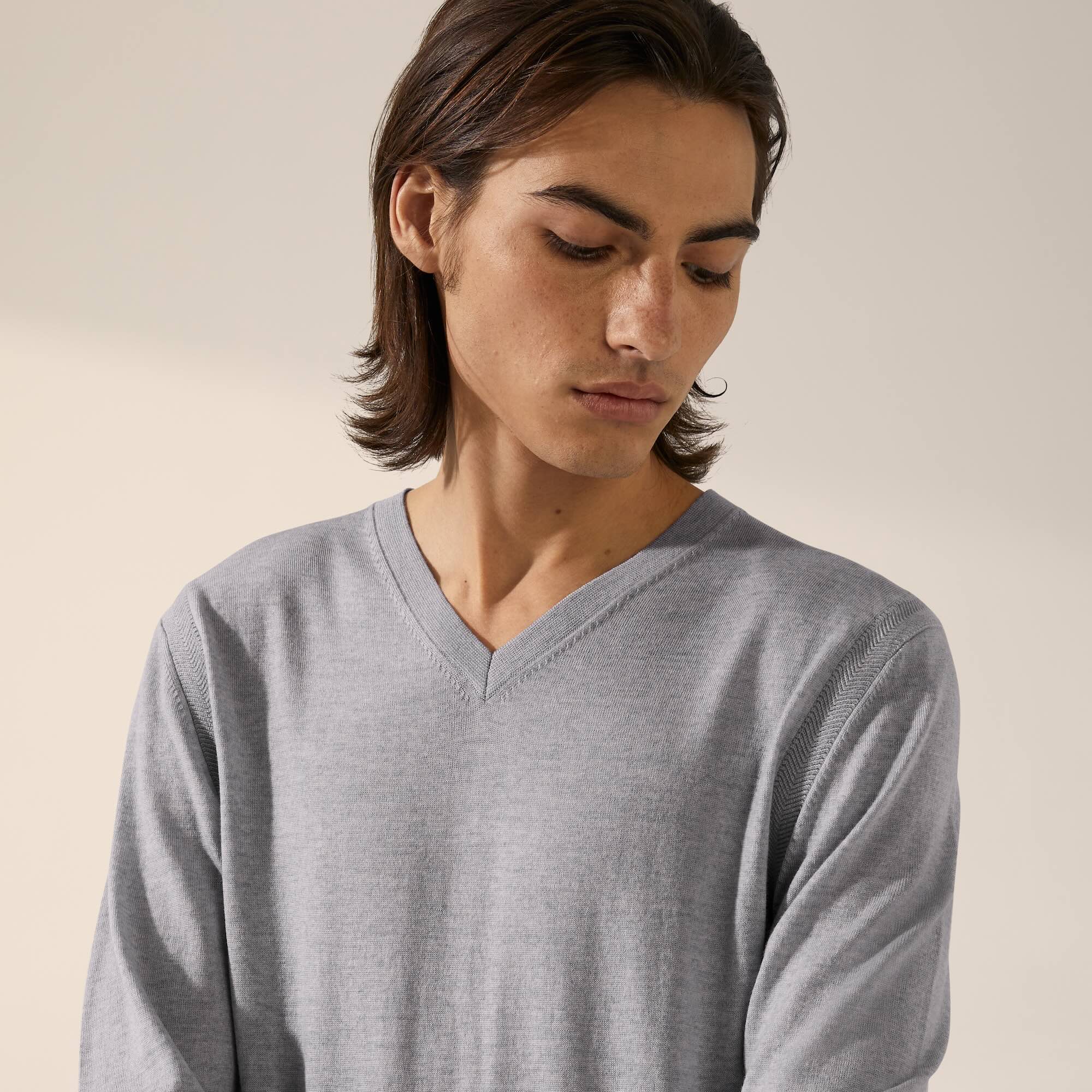 Mens | Cole Merino Lightweight V-Neck Sweater | Heather Grey