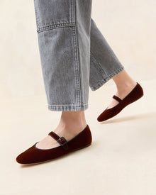 Color: Sienna/Black
