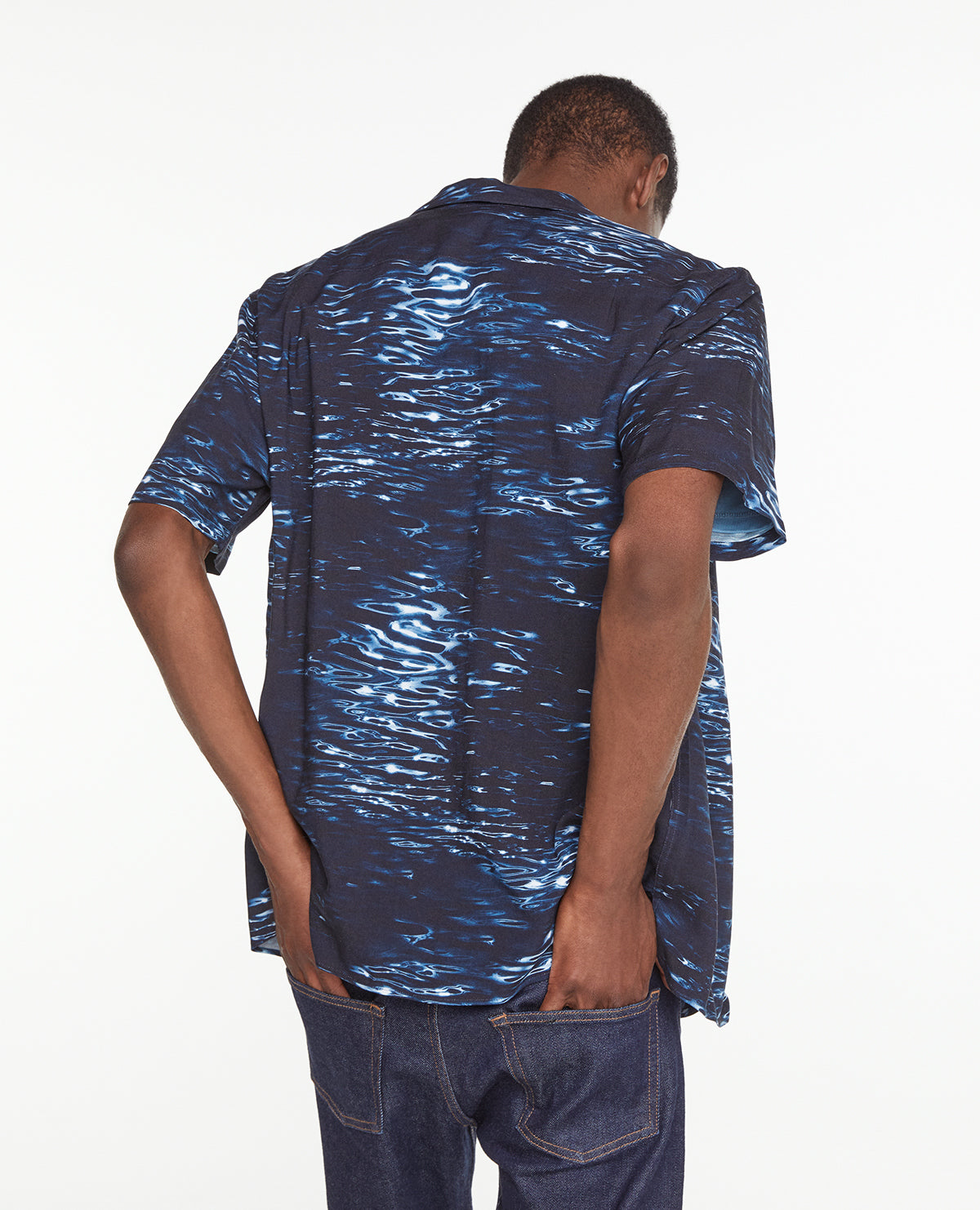 Buttoned Hawaiian-Collar Shirt With Motif | Men | Black x Eletric Blue