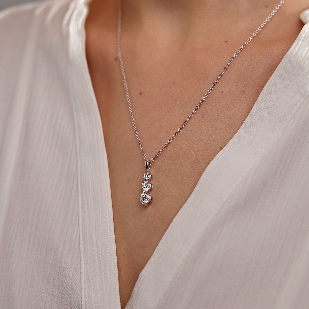 Womens | Graduating Pendant Necklace | 14K White Gold | 1.5 CTW Round Cut Lab Grown Diamond | F-VS2
