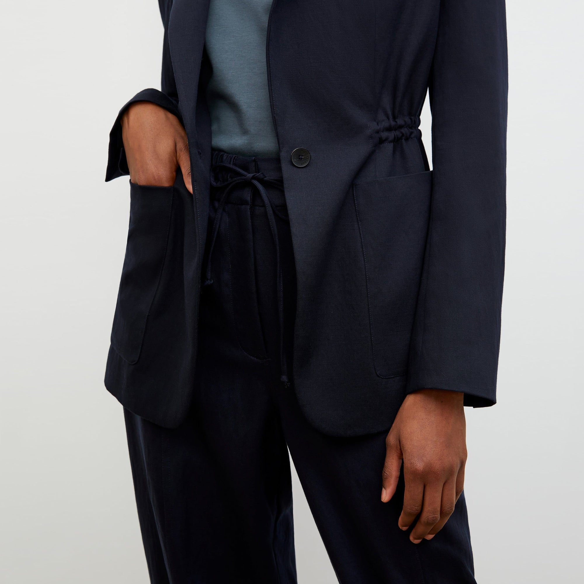 Detail image of a woman wearing the Hyo Jacket - Everyday Twill in Night| Exclude