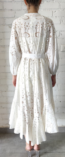 Rococo Sand | Moss Cape | White
