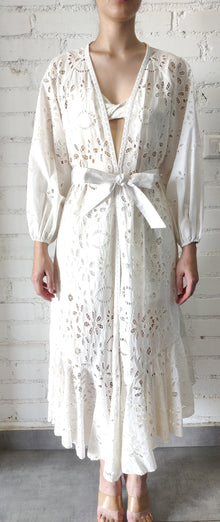 Rococo Sand | Moss Cape | White