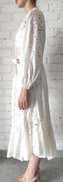 Rococo Sand | Moss Cape | White