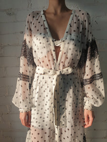 Rococo Sand | Pois Cape | White/Black