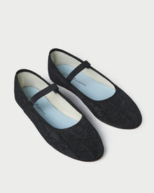 Color: Black/Black