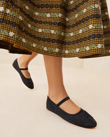 Color: Black/Black