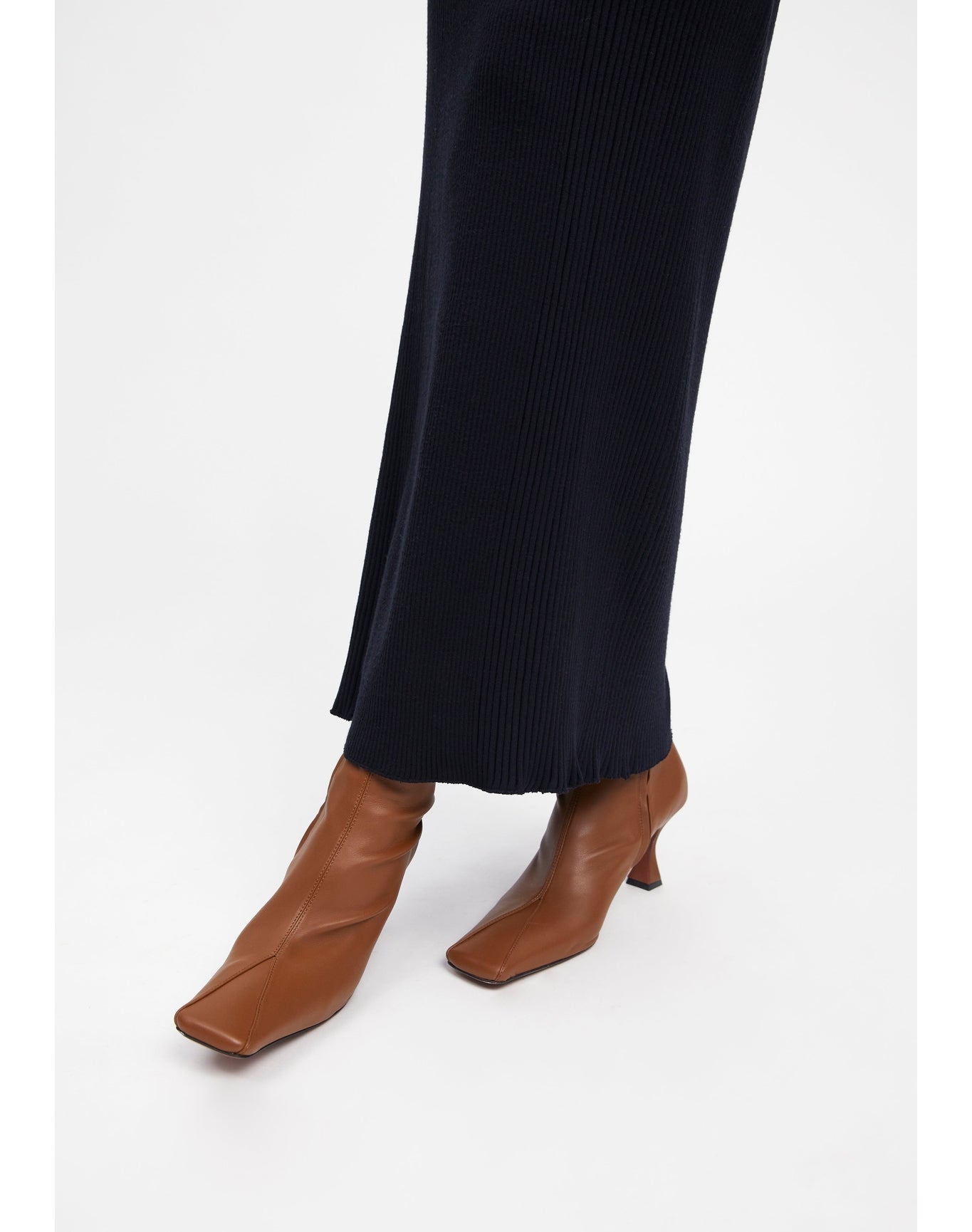 Zero004 | Ribbed Maxi Skirt | Black