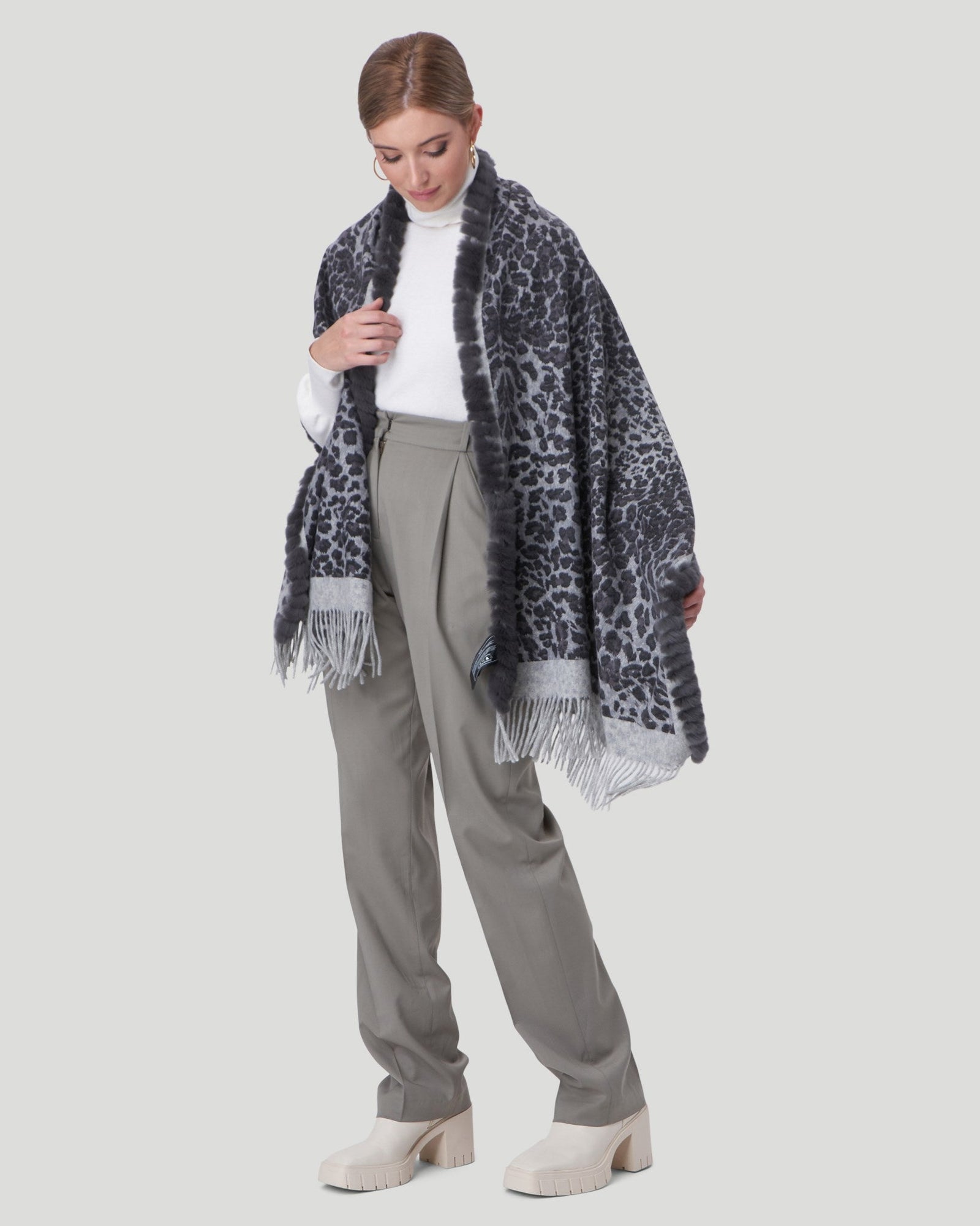 Double Face Cashmere Stole With Re Rabbit Whipstich Top And Bottom | Women | Gray Snow Leopard x Animal Print