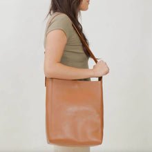 Unisex | Cecilia Go-To Shoulder Bag | Caramel